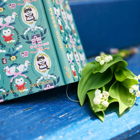 Hobonichi Techo Weeks 2027 Planner, Yumi Kitagishi: White Cat Wallpaper